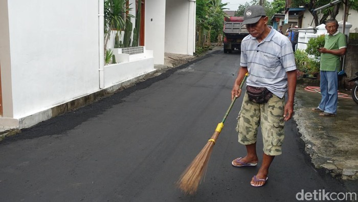 Jalan kompleks rumah Erina calon istri Kaesang diaspal jelang Jokowi mantu, Rabu (9/11/2022). Lokasi di Padukuhan Purwosari, Sinduadi, Mlati, Sleman.