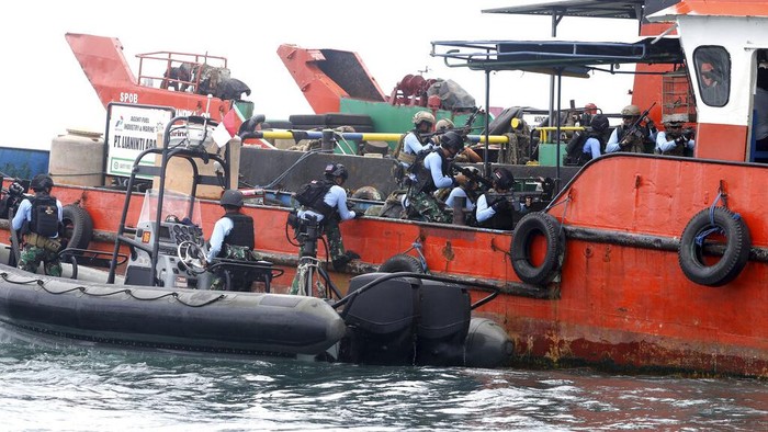Indonesian Navy special force's members conduct an anti-terror security drill as part of preparations for the summit meeting of the G20 in Bali, Indonesia on Wednesday, Nov. 9, 2022. (AP Photo/Firdia Lisnawati)