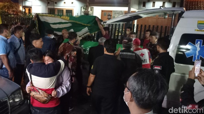 Jenazah Tjetje Hidayat Padmadinata saat tiba di rumah duka.