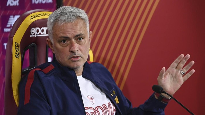 ROME, ITALY - NOVEMBER 08: AS Roma coach Josè Mourinho attends a press conference at Centro Sportivo Fulvio Bernardini on November 08, 2022 in Rome, Italy. (Photo by Luciano Rossi/AS Roma via Getty Images)