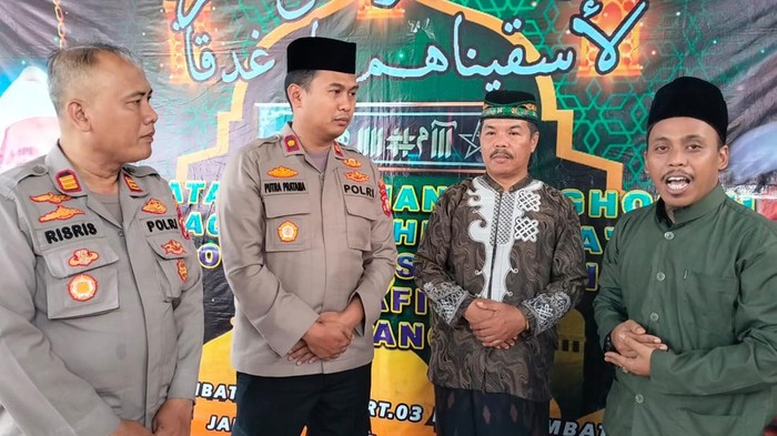 Kapolsek Tambora Kompol Putra Pratama sowan ke pimpinan Ponpes Assalafiyah, KH Dedi Syahroni yang juga ayah dari pemuda korban penganiayaan dekat Stasiun Duri.