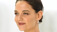 Katie Holmes tampil modern dengan garis leher scoop. Bibir merah gelap Katie Holmes menambah penampilan memikatnya. Foto: Patrick McMullan via Getty Image/Sean Zanni