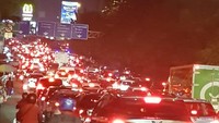 Foto: Kemacetan parah di Jl Transyogi mengular hingga ke exit Tol Cibubur imbas demo di Tol Jatikarya, Rabu (9/11/2022) silam. Ruas Tol Cimanggis-Cibitung terdiri dari dua seksi dengan total panjang 26,18 kilometer. Seksi I Cimanggis-Jatikarya telah beroperasi penuh sejak November 2020, sedangkan Seksi II Jatikarya-Cibitung sepanjang 3,5 km masih dalam tahap konstruksi. Jalan tol ini merupakan bagian dari jaringan jalan Tol JORR 2, yang tergabung dalam jalan Tol Cibitung-Cilincing. Pool