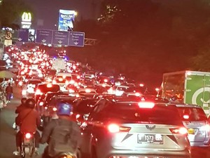 Demo Sengketa Lahan Tol Jatikarya Berujung Macet di Mana-mana