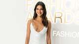 Kendall Jenner Tampil dengan Gaun Berkilauan