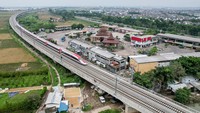 Pemandangan dari udara rangkaian Electric Multiple Unit (EMU) di Tegalluar, Kabupaten Bandung, Jawa Barat, Rabu (9/11/2022). Kereta cepat Jakarta Bandung ini sedang menjalani persiapan uji dinamis. (Antara Foto/Raisan Al Farisi)