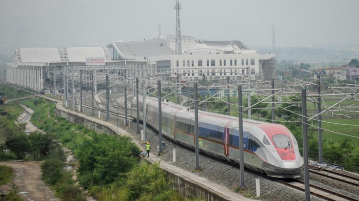 Kereta Cepat Jakarta-Bandung Siap Uji Dinamis Pertengahan November Ini Rangkaian Electric Multiple Unit (EMU) menjalani persiapan untuk uji dinamis di Tegalluar, Kabupaten Bandung, Jawa Barat, Rabu (9/11/2022). Menteri Koordinator Bidang Kemaritiman dan Investasi Luhut Binsar Pandjaitan memastikan Kereta Cepat Jakarta Bandung (KCJB) akan menjalani uji dinamis di sela penyelenggaran Presidensi G-20 pada 16 November mendatang. ANTARA FOTO/Raisan Al Farisi/YU