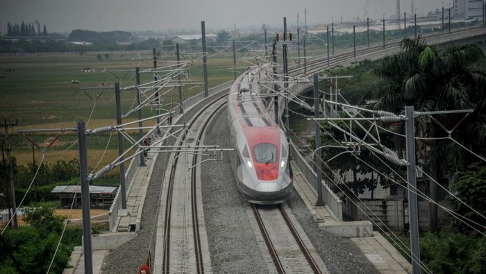 Kereta Cepat Jakarta-Bandung Siap Uji Dinamis Pertengahan November Ini Rangkaian Electric Multiple Unit (EMU) menjalani persiapan untuk uji dinamis di Tegalluar, Kabupaten Bandung, Jawa Barat, Rabu (9/11/2022). Menteri Koordinator Bidang Kemaritiman dan Investasi Luhut Binsar Pandjaitan memastikan Kereta Cepat Jakarta Bandung (KCJB) akan menjalani uji dinamis di sela penyelenggaran Presidensi G-20 pada 16 November mendatang. ANTARA FOTO/Raisan Al Farisi/YU