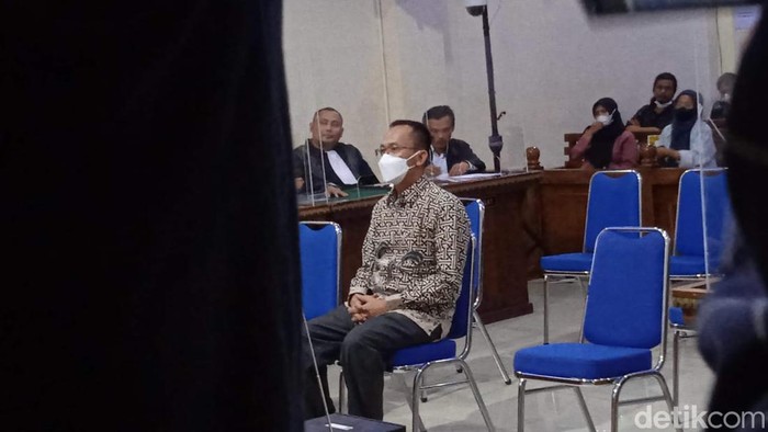 Ketua Yayasan Alfian Husin (Institut Darmajaya) Andi Desfiandi menjalani sidang dakwaan dalam kasus suap Rektor Unila Karomani.