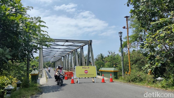 Kondisi Jembatan Glagah Kulon Progo yang masih ditutup, Rabu (9/11/2022). Jembatan ini rusak dan belum ada perbaikan.