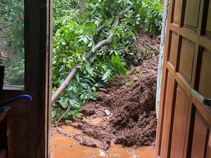 Longsor Timpa Rumah Warga di Sumowono Semarang