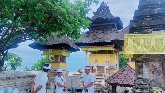 Kondisi palinggih meru tumpang tiga Pura Luhur Uluwatu, Pecatu, Badung, Bali, yang rusak di bagian puncaknya, Rabu (9/11/2022).