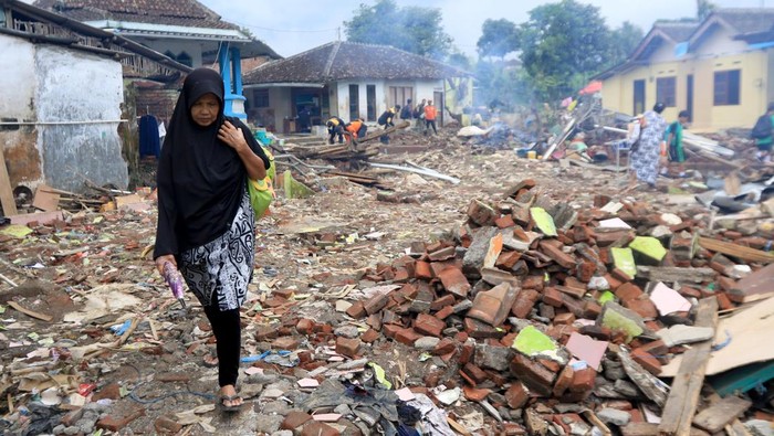 Kondisi Usai Banjir di Banyuwangi, 35 Rumah Warga Hilang Terseret Air Sejumlah relawan membersihkan material yang menutup saluran sungai akibat banjir di Dusun Krajan, Kalibaru, Banyuwangi, Jawa Timur, Jumat (9/11/2022). Proses penanganan paska banjir yang mengakibatkan 35 rumah warga hilang terseret air itu, terkendala medan yang tidak dapat dilalui alat berat sehingga dilakukan penanganan secara manual oleh warga dan relawan. ANTARA FOTO/Budi Candra Setya/YU