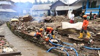 Sejumlah petugas BPBD menyedot air sungai untuk membersihkan material yang terbawa banjir.