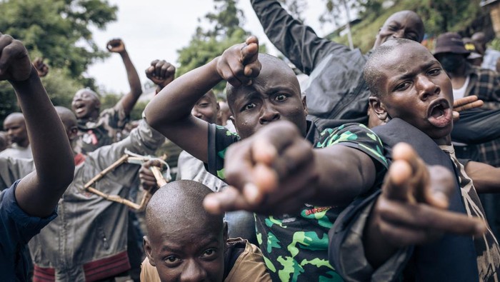 Kongo-Rwanda Memanas, Ratusan Relawan Direkrut Untuk Perang Hundreds of volunteers take part in a session to enlist new recruits into the army to go to the front against the M23 (March 23 Movement) rebellion, in Goma, on November 7, 2022. - Since October 20, fighting has resumed between the Congolese army and the M23, allegedly backed by the Rwandan army. In the past two weeks, the M23 has doubled the size of the territory under its control, approaching 30 kilometers from Goma, the provincial capital of more than one million people that sits on the border with Rwanda. (Photo by ALEXIS HUGUET / AFP) (Photo by ALEXIS HUGUET/AFP via Getty Images)