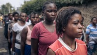Tak hanya pria, wanita juga ikut sebagai relawan untuk bergabung dengan tentara Kongo.  