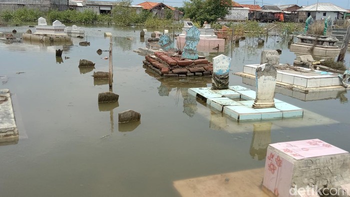 Kuburan di Indramayu terendam