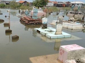 Kuburan di Indramayu Terendam Usai Diterjang Banjir Rob