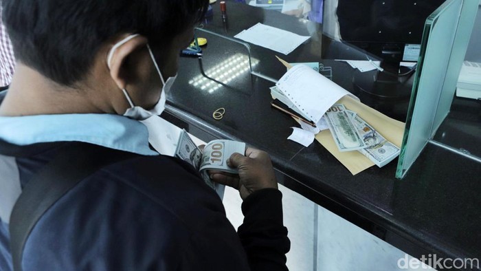 Warga bertransaksi di Valuta Inti Prima, Jakarta, Rabu (9/11/2022). Hari ini kurs dolar Amerika Serikat (AS) terhadap rupiah kembali mengalami penguatan. Dolar AS pun kembali masuk ke zona Rp 15.700-an.