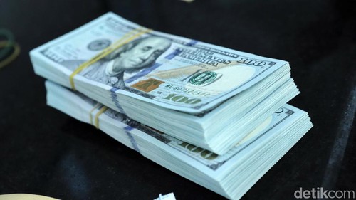 Warga bertransaksi di Valuta Inti Prima, Jakarta, Rabu (9/11/2022). Hari ini kurs dolar Amerika Serikat (AS) terhadap rupiah kembali mengalami penguatan. Dolar AS pun kembali masuk ke zona Rp 15.700-an.