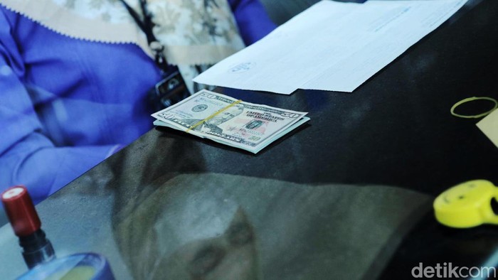 Kurs Dolar Tembus Rp 15.700 Warga bertransaksi di Valuta Inti Prima, Jakarta, Rabu (9/11/2022). Hari ini kurs dolar Amerika Serikat (AS) terhadap rupiah kembali mengalami penguatan. Dolar AS pun kembali masuk ke zona Rp 15.700-an.