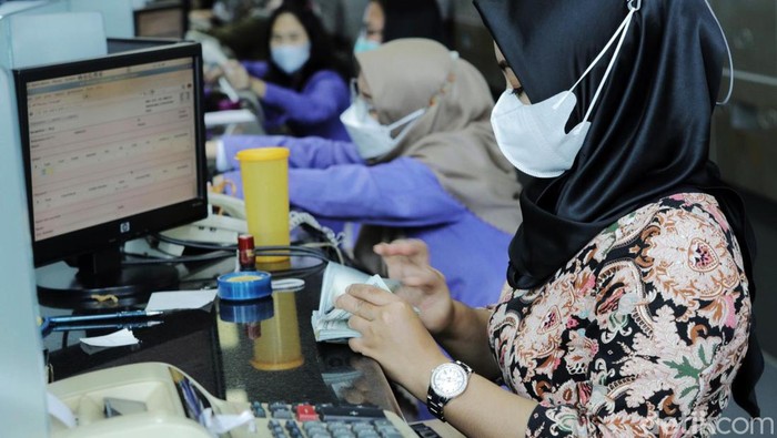 Warga bertransaksi di Valuta Inti Prima, Jakarta, Rabu (9/11/2022). Hari ini kurs dolar Amerika Serikat (AS) terhadap rupiah kembali mengalami penguatan. Dolar AS pun kembali masuk ke zona Rp 15.700-an.