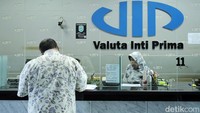 Warga bertransaksi di Valuta Inti Prima, Jakarta, Rabu (9/11/2022).