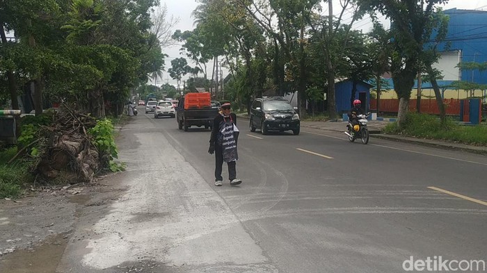 Kusno saat berjalan mundur memperingati 40 hari Tragedi Kanjuruhan