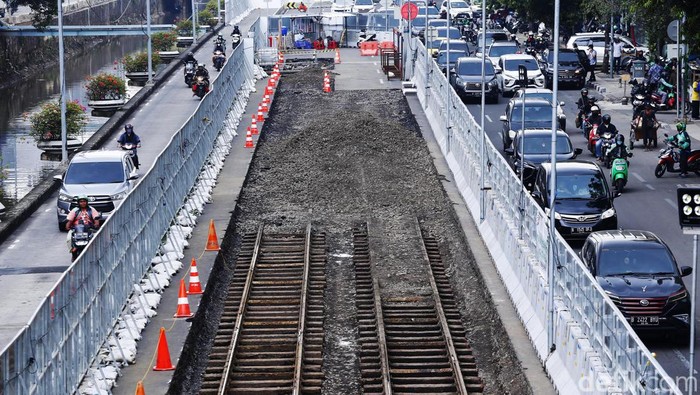 Jaringan rel trem kembali ditemukan di proyek MRT Fase 2, Jalan Gajah Mada, Jakarta. Rel trem itu merupakan peninggalan kolonial Belanda.