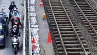 Sebelumnya jaringan rel trem ini terkubur oleh jalan.