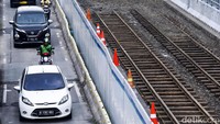 Mesti telah lama tertimbun, rel trem itu tampak masih dalam kondisi baik.