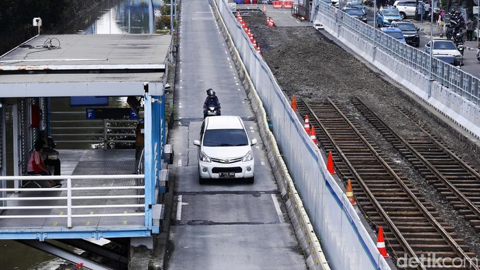 Lagi, Rel Trem Peninggalan Belanda Ditemukan di Proyek MRT Jaringan rel trem kembali ditemukan di proyek MRT Fase 2, Jalan Gajah Mada, Jakarta. Rel trem itu merupakan peninggalan kolonial Belanda.