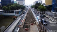 Sejumlah kendaraan melintas di samping rel trem yang ditemukan di proyek MRT fase 2, Jalan Gajah Mada, Jakarta, Rabu (9/11/2022).