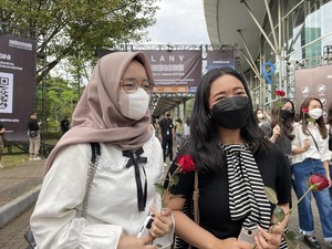 Bunga Mawar Para Penggemar Sambut Konser LANY Malam Ini