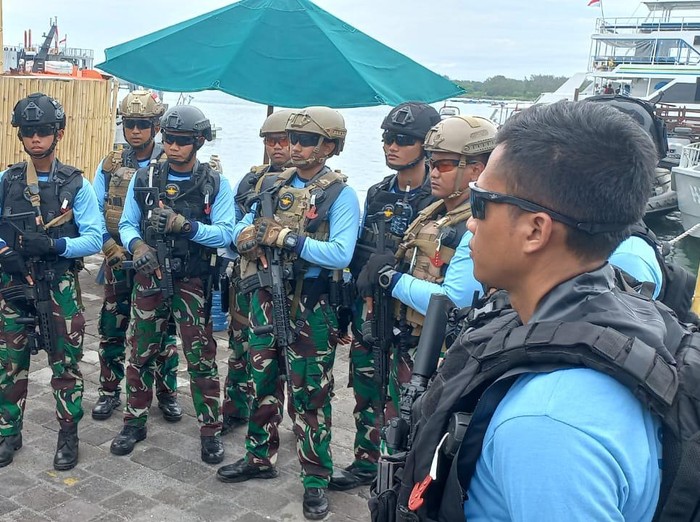 Latihan untuk persiapan pengamanan KTT G20 di Pelabuhan Benoa ini juga diikuti oleh anggota tim VBSS Kopaska.