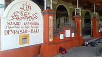 Lokasi berikutnya adalah Masjid Assyuhada. Pantauan detikBali di lokasi, Masjid tersebut tampak sepi dan tidak ada persiapan khusus yang dilakukan. Hanya ada beberapa umat yang tengah beribadah pada Rabu (9/11/2022). (Ni Made Lastri Karsiani Putri/detikBali)
