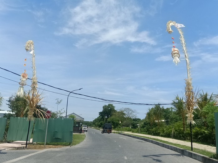 Lokasi keempat adalah BTID Kura-kura Bali. Pemeriksaan di area pintu masuk di kawasan tersebut cukup ketat. Perlu izin khusus dari pihak keamanan utama untuk dapat memasuki area tersebut. Tampak di lokasi beberapa penjor menghiasi kawasan tersebut pada Rabu (9/11/2022). Lokasi keempat adalah BTID Kura-kura Bali. Pemeriksaan di area pintu masuk di kawasan tersebut cukup ketat. Perlu izin khusus dari pihak keamanan utama untuk dapat memasuki area tersebut. Tampak di lokasi beberapa penjor menghiasi kawasan tersebut pada Rabu (9/11/2022).