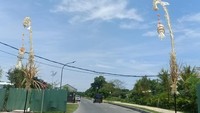 Lokasi keempat adalah BTID Kura-kura Bali. Pemeriksaan di area pintu masuk di kawasan tersebut cukup ketat. Perlu izin khusus dari pihak keamanan utama untuk dapat memasuki area tersebut. Tampak di lokasi beberapa penjor menghiasi kawasan tersebut pada Rabu (9/11/2022).  (Foto: Ni Made Lastri Karsiani Putri/detikBali)