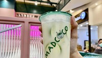 Menu Yakult Lime Coconut (Rp 36.000) ini tak creamy teksturnya, karena tidak dicampurkan es krim maupun susu. Hanya air kelapa yang dipadukan dengan sebotol Yakult dan potongan buah jeruk nipis. Paduan rasanya ada manis lembut dari air kelapa muda, kemudian terasa asam segar dari Yakult dan potongan buah lime.  Foto: detikFood / Yenny Mustika Sari