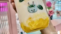 Mango Coconut Shake (Rp 40.000) menarik perhatian kami karena ada paduan warna oranye dari potongan buah mangga yang tampak cantik. Paduan rasa antara kelapa dan mangga ternyata enak, teksturnya juga creamy dan manis. Potongan buah mangga nya juga cukup besar dan segar ketika digigit. Foto: detikFood / Yenny Mustika Sari