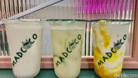 Pilihan coconut shake ada yang original, campuran buah, hingga yang dicampur madu. Sedangkan, untuk coconut non-shake hanya ada satu menu saja, yaitu Yakult Lime Coconut. Menyoal harga tidak begitu mahal, mulai dari Rp 30.000 per gelas. Foto: detikFood / Yenny Mustika Sari