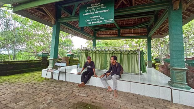 Makam Tumenggung Brotonegoro, Desa Nglarangan, Kecamatan Kauman, Ponorogo