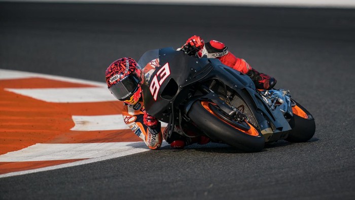 VALENCIA, SPAIN - NOVEMBER 08: Marc Marquez of Spain and Repsol Honda Team rides during the Official MotoGP Valencia Test at Ricardo Tormo Circuit on November 08, 2022 in Valencia, Spain. (Photo by Steve Wobser/Getty Images)