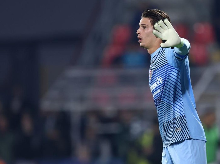 CREMONA, ITALY - NOVEMBER 08: Marco Carnesecchi of US Cremonese gestures during the Serie A match between US Cremonese and AC Milan at Stadio Giovanni Zini on November 8, 2022 in Cremona, Italy. (Photo by Sportinfoto/DeFodi Images via Getty Images)