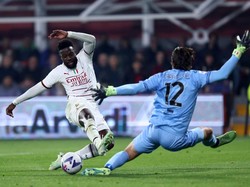 arnesecchi mampu patahkan peluang-peluang emas dari sepakan jarak dekat Origi dan Messias. Kiper berusia 22 tahun tersebut begitu tenang menjaga kesucian gawangnya (Getty Images)