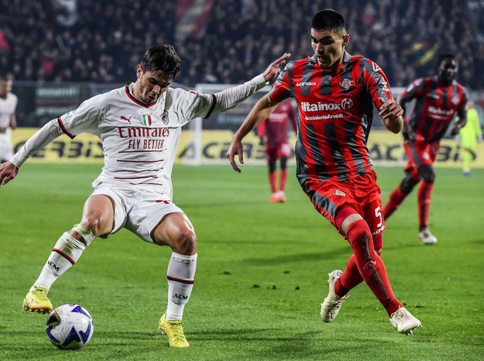 CREMONA, ITALY - NOVEMBER 08: Marco Carnesecchi of US Cremonese gestures during the Serie A match between US Cremonese and AC Milan at Stadio Giovanni Zini on November 8, 2022 in Cremona, Italy. (Photo by Sportinfoto/DeFodi Images via Getty Images)