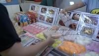 Mayangsari juga membeli beberapa frozen food berupa dim sum. Ia membeli dimsum ceker, lumpia kulit tahu, dumpling, dan onde telur asin. Foto: YouTube Mayangsari Channel