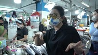 Pertama, Mayangsari mengunjungi penjual ikan. Ia membeli aneka seafood, seperti cumi-cumi, ikan baronang, ikan bawal, hingga tuna. Foto: YouTube Mayangsari Channel
