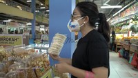 Selesai berbelanja kebutuhan dapur, Mayangsari mengunjungi penjual camilan. Di sana, ia membeli kerupuk, rempeyek, dan aneka keripik. Foto: YouTube Mayangsari Channel