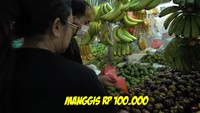 Tak hanya satu penjual, tapi Mayangsari juga mengunjungi lapak buah lain. Di lapak buah tersebut, Mayangsari membeli manggis 4 kilogram seharga Rp 100 ribu. Ia juga membeli jambu dan pisang. Foto: YouTube Mayangsari Channel